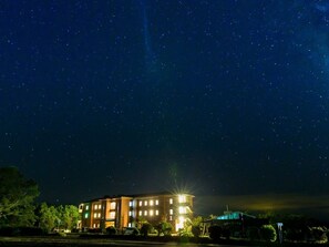Fassade der Unterkunft – Abend/Nacht