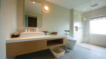Deluxe Twin Room | In-room safe, desk, iron/ironing board, free WiFi