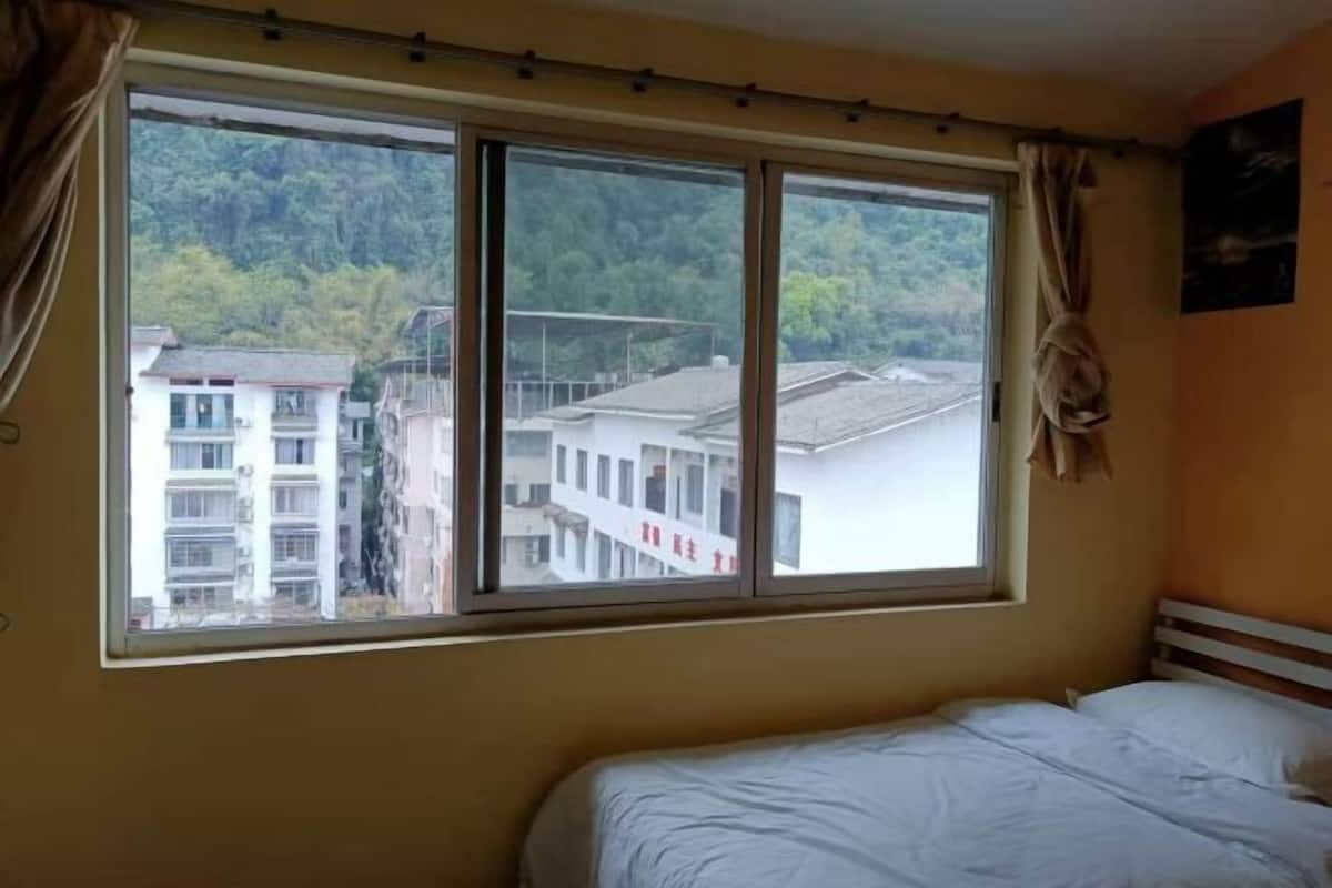 Blackout drapes, soundproofing, free WiFi