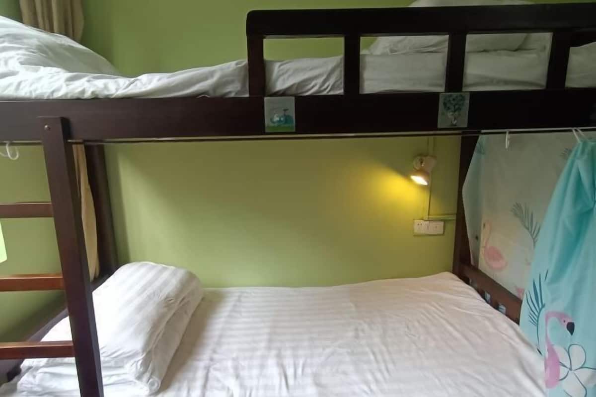 Blackout drapes, soundproofing, free WiFi