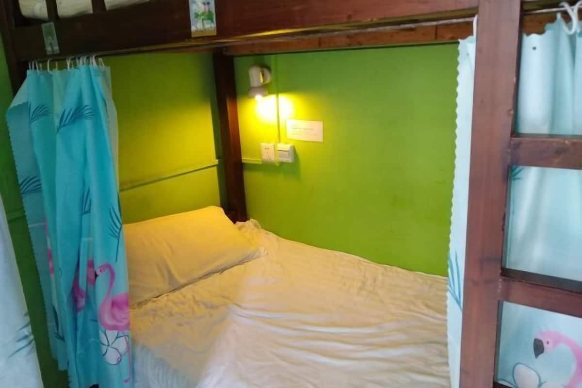 Blackout drapes, soundproofing, free WiFi