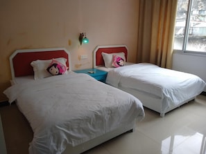 Standard Twin Room | Langsir/tirai gelap terus, kalis bunyi, Wi-fi percuma