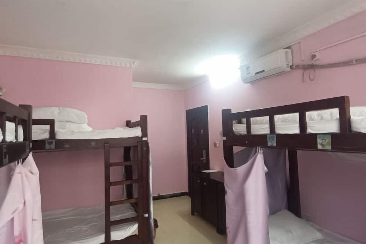 Blackout drapes, soundproofing, WiFi (free)