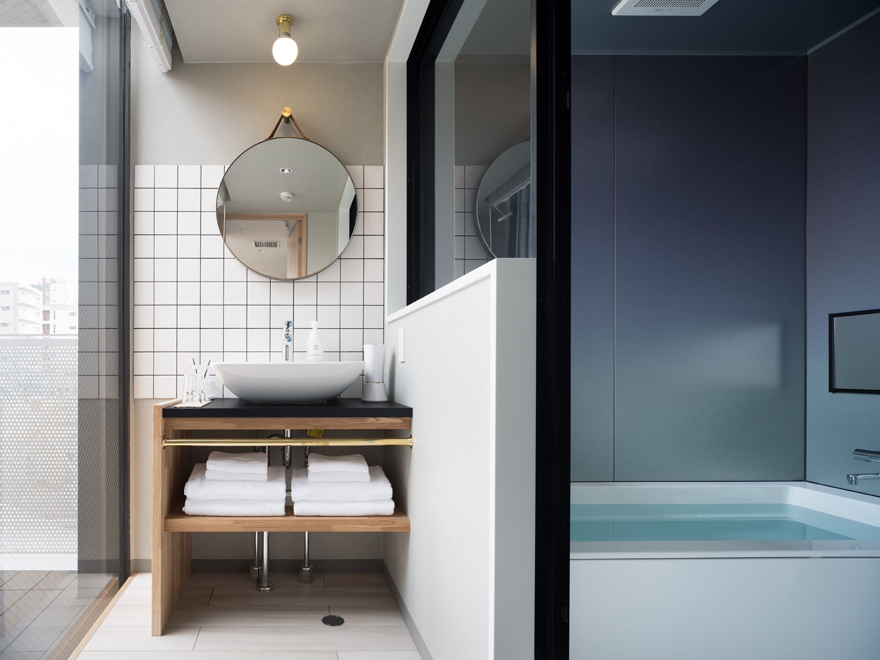 junior suite | bathroom | combined shower/bathtub, deep-soaking bathtub, free toiletries