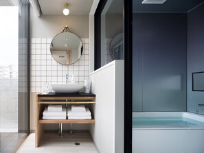 Junior Suite | Bathroom | Combined shower/tub, deep soaking tub, free toiletries, hair dryer - Rakuro Kyoto (Kyoto)