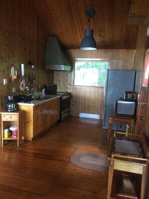 Kühlschrank, Mikrowelle, Herdplatte, Wasserkocher mit Kaffee-/Teezubehör