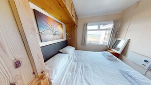 2 bedrooms, iron/ironing board, Internet, bed sheets