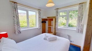 1 slaapkamer, een strijkplank/strijkijzer, internet, beddengoed