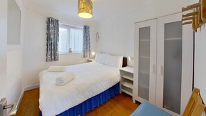 1 slaapkamer, een strijkplank/strijkijzer, internet, beddengoed
