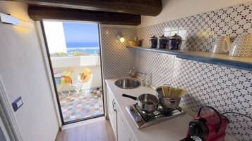 Refrigerador, parrilla de estufa y cafetera y tetera