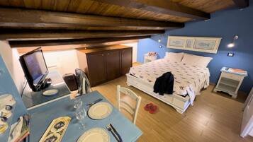 1 habitación, tabla de planchar con plancha, wifi y ropa de cama