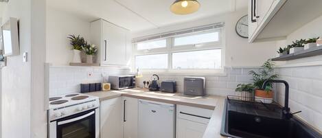 冷蔵庫、電子レンジ、オーブン、ダイニングテーブル