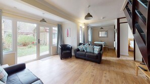 TV - 09 Trevithick Court, Tolroy Manor (Hayle)