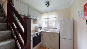 Fridge, microwave, oven, stovetop - 09 Trevithick Court, Tolroy Manor (Hayle)