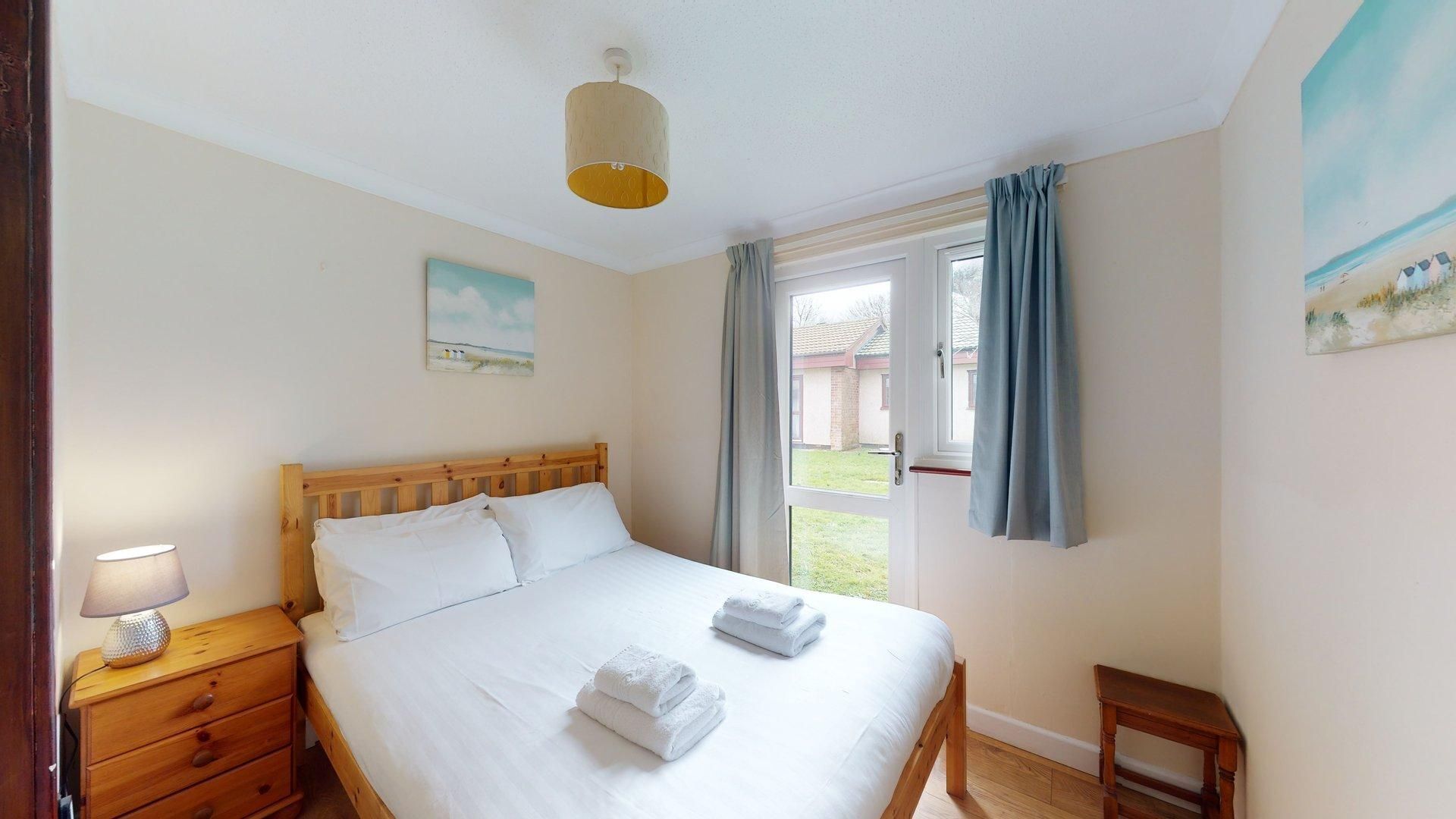 3 bedrooms, iron/ironing board, internet, bed sheets