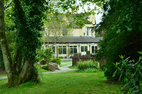 Exterior - Surrounded by trees, and grassy areas and just a short walk from the on site facilities (Hayle)