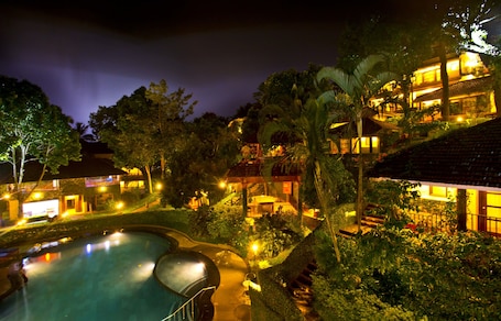 Una piscina al aire libre, guardavidas en la propiedad