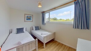 3 habitaciones, tabla de planchar con plancha, internet y ropa de cama 