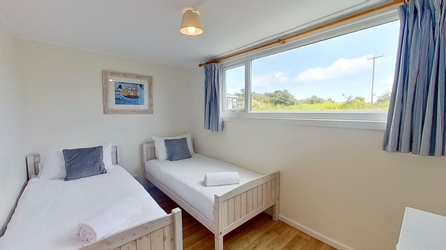 3 bedrooms, iron/ironing board, internet, bed sheets