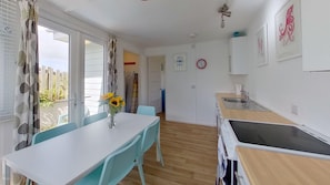 Fridge, microwave, oven, stovetop - A02 Mermaids Nest (A2), Riviere Towans (Hayle)