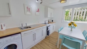 Fridge, microwave, oven, stovetop - A02 Mermaids Nest (A2), Riviere Towans (Hayle)