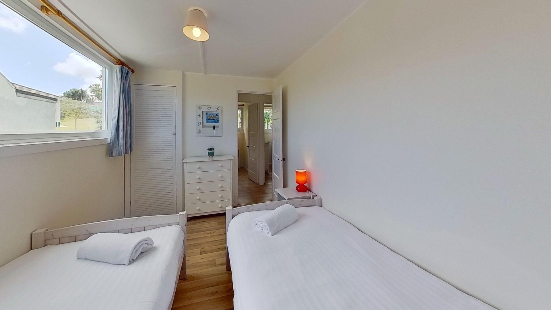 3 bedrooms, iron/ironing board, internet, bed sheets