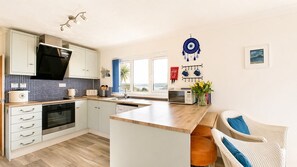 Fridge, microwave, oven, stovetop - C40 Homelyn, Riviere Towans (Hayle)