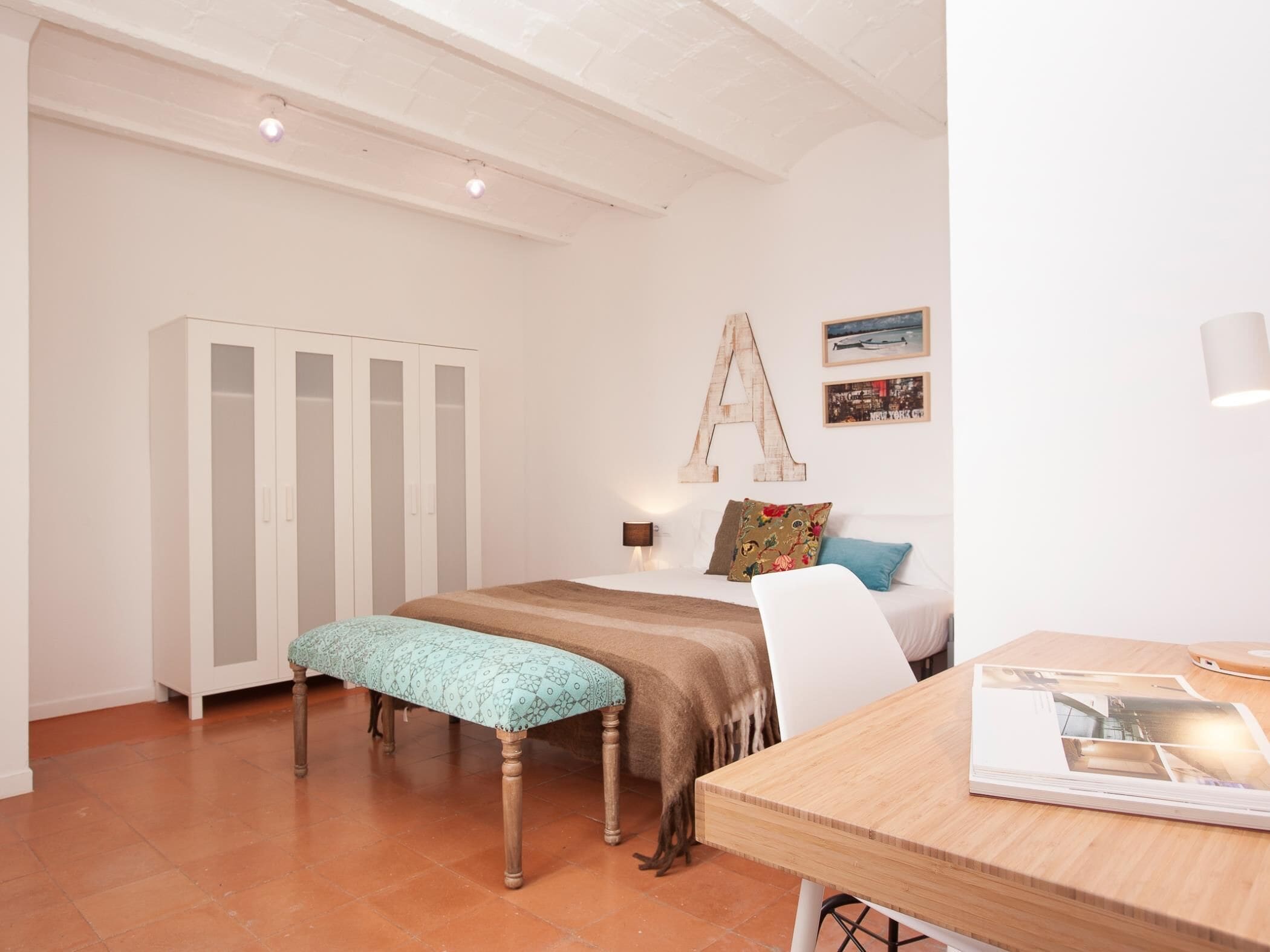 3 slaapkamers, een strijkplank/strijkijzer, internet, beddengoed