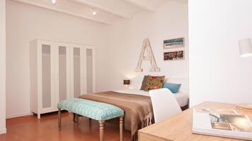 3 slaapkamers, een strijkplank/strijkijzer, internet, beddengoed