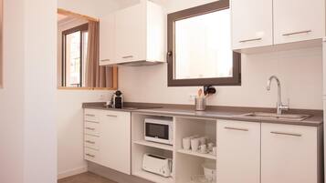 Réfrigérateur, micro-ondes, cafetiÚre/bouilloire