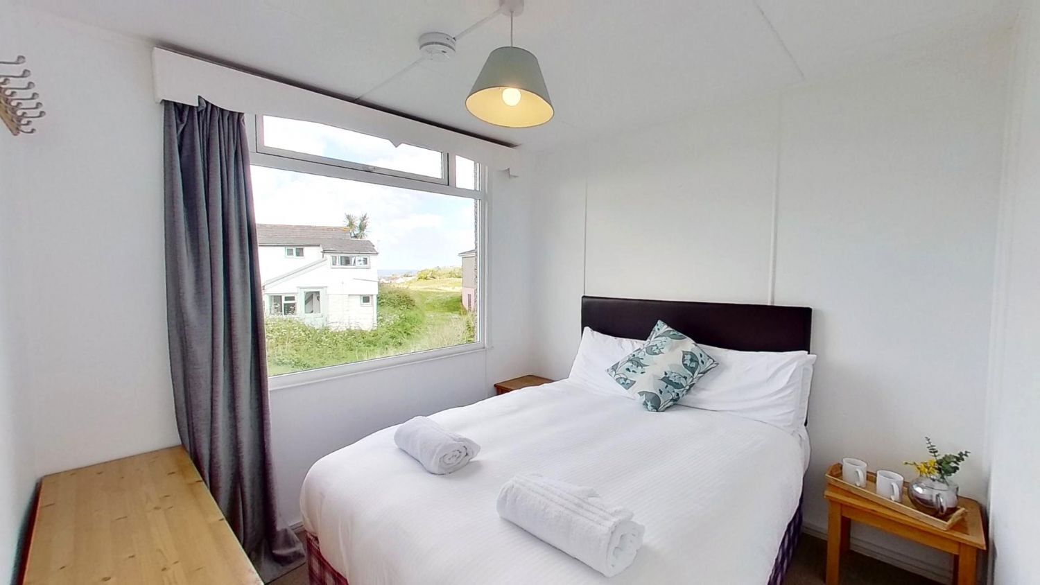 2 dormitorios, tabla de planchar con plancha, ropa de cama