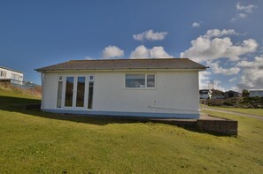 Exterior - Boston is a beachside bolthole which is just a short walk from Hayle beach (Hayle)
