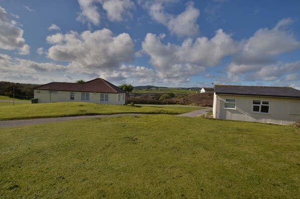 Property grounds - Boston is a beachside bolthole which is just a short walk from Hayle beach (Hayle)