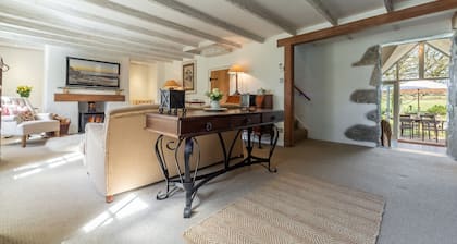 Enjoy the grounds of the Bonython Estate which cover 20 acres.