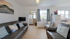 TV - Trefusis offers a comfortable, modern, well equipped and broadband connected beachside escape (Hayle)