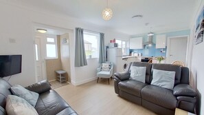 TV - Trefusis offers a comfortable, modern, well equipped and broadband connected beachside escape (Hayle)