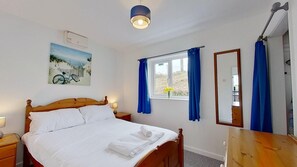 3 bedrooms, iron/ironing board, Internet, bed sheets - Trefusis offers a comfortable, modern, well equipped and broadband connected beachside escape (Hayle)