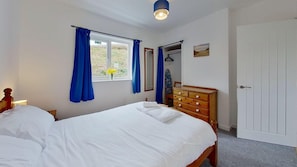 3 bedrooms, iron/ironing board, Internet, bed sheets