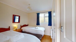 3 habitaciones, tabla de planchar con plancha, internet y ropa de cama 