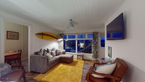 TV, DVD player - Bojago soaks up the evening sun, which can be enjoyed from an elevated rear garden. Sea Views. (Hayle)