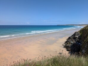 Beach nearby - Bojago soaks up the evening sun, which can be enjoyed from an elevated rear garden. Sea Views. (Hayle)