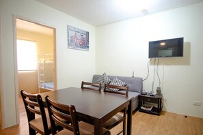 Apartment, 2 Schlafzimmer | Wohnbereich | 32-Zoll-Flachbildfernseher mit Digitalempfang, Fernseher