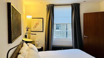 2 chambres, bureau, fer et planche Ă repasser, lit parapluie