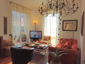 Smart-TV, DVD-Player, Bücher, Musikbibliothek