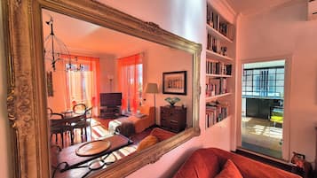 Smart-TV, DVD-Player, Bücher, Musikbibliothek