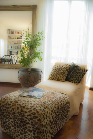 Interior - Large romantic apartment near Trastevere with terrace 5 min from villa Panfili (Roma)