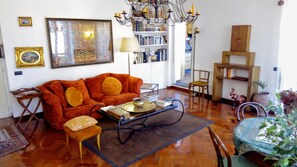 Smart-TV, DVD-Player, Bücher, Musikbibliothek