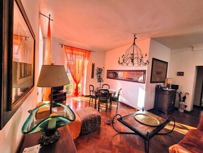 Smart TV, DVD player, books, music library - Large romantic apartment near Trastevere with terrace 5 min from villa Panfili (Roma)
