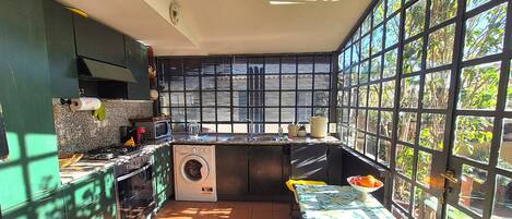 Refrigerador, microondas, horno y parrilla de estufa