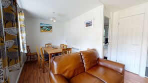 TV - 37 Trevithick Court, Tolroy Manor (Hayle)